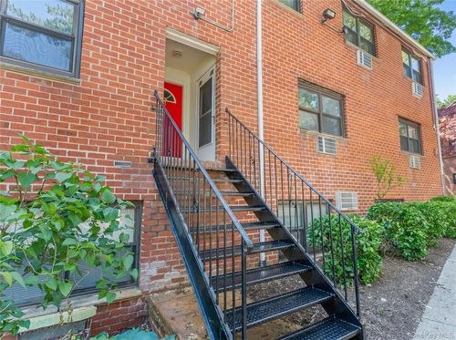 44-55 Fieldstone Dr, Hartsdale, NY, 10530-1520 | Card Image