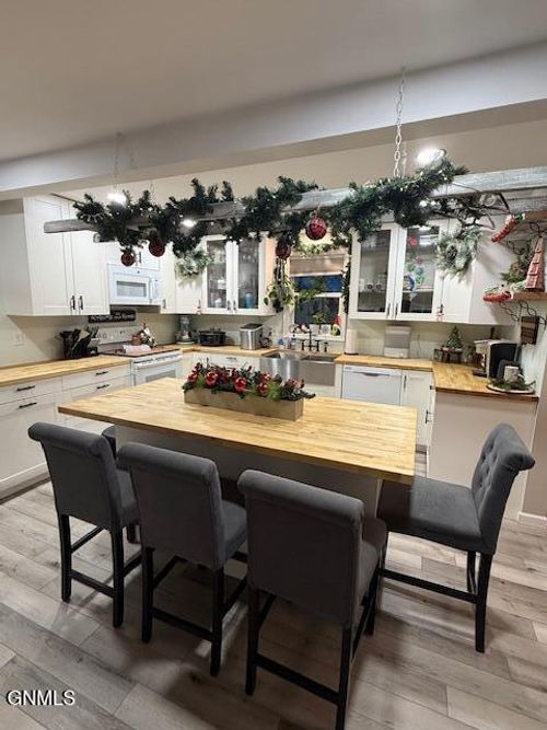 326 N Adams St, Plentywood, MT, 59254-1636 | Card Image