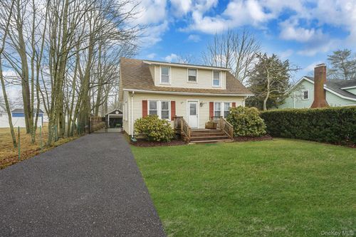 14 Tuttle Ave, Eastport, NY, 11941-1307 | Card Image