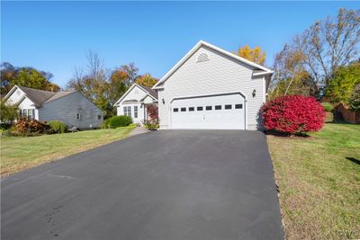 7280 Moss Creek Circle, House other with 3 bedrooms, 2 bathrooms and null parking in Salina NY | Image 3