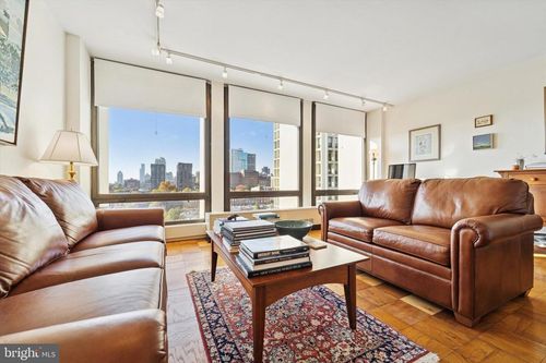 9hs-220 Locust St, PHILADELPHIA, PA, 19106-3935 | Card Image