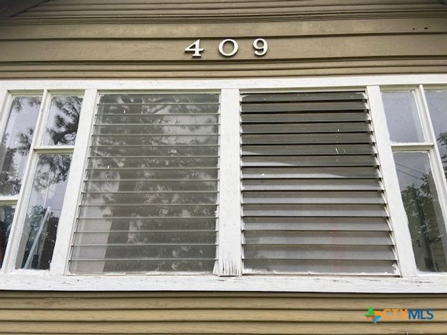 409 E Hochheim St, House other with 3 bedrooms, 2 bathrooms and null parking in Yoakum TX | Image 11