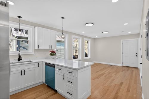 136 Houston St, Providence, RI, 02905-1811 | Card Image