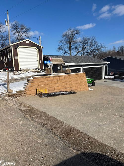 4223 W Lakeshore Dr, Brooklyn, IA, 52211-9406 | Card Image