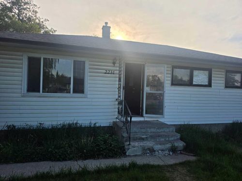 2231 40 St Se, Calgary, AB, T2B1B8 | Card Image