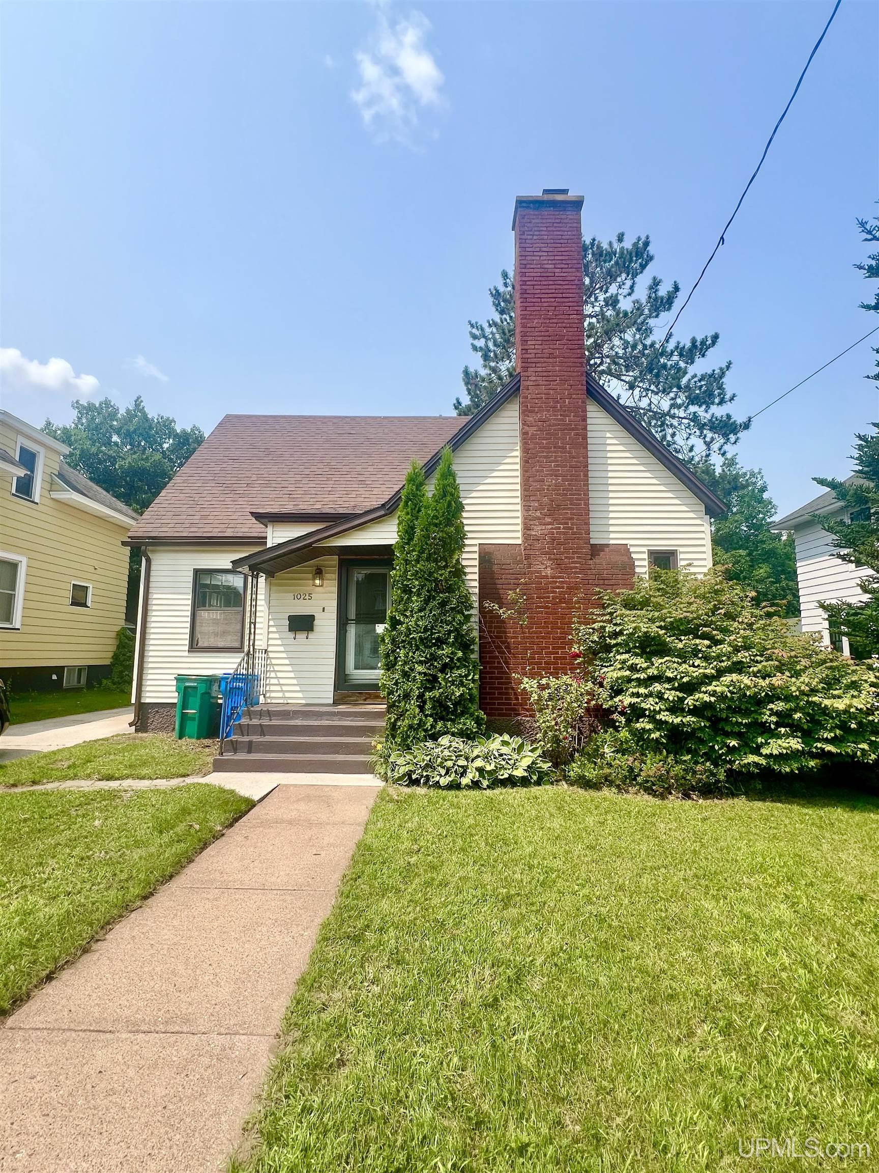 Pine St, Marquette, MI 49855