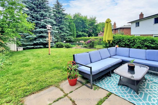 B - 39 Portland Cres, Home with 2 bedrooms, 3 bathrooms and 2 parking in Newmarket ON | Image 32