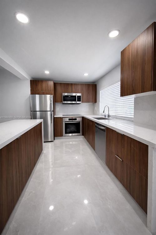 d-916 Ne 2nd St, Hallandale Beach, FL, 33009-8530 | Card Image