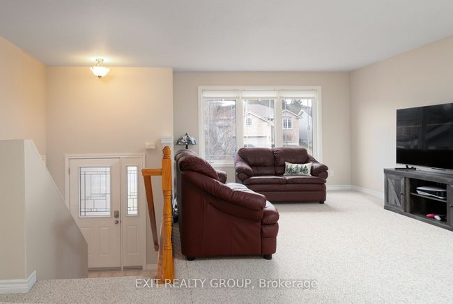 28 Kyle Crt, House other with 2 bedrooms, 1 bathrooms and 4 parking in Frankford ON | Image 4