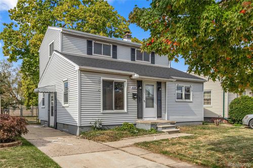 658 6th St, Wyandotte, MI, 48192-2636 | Card Image