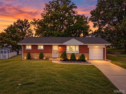 9965 Markhall Ln, Saint Louis, MO, 63123-6237 | Card Image