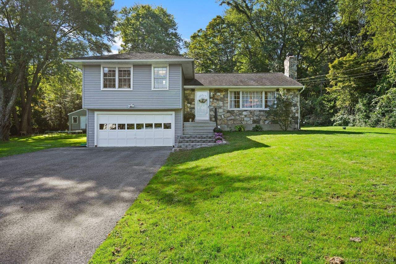 Fox Run Ln, Newtown, CT 06470