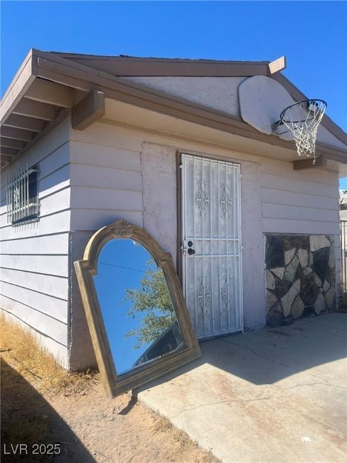 1905 Walker St, Las Vegas, NV, 89106-2656 | Card Image