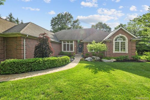 225 Redwood Ln, Leonard, MI, 48367-4285 | Card Image
