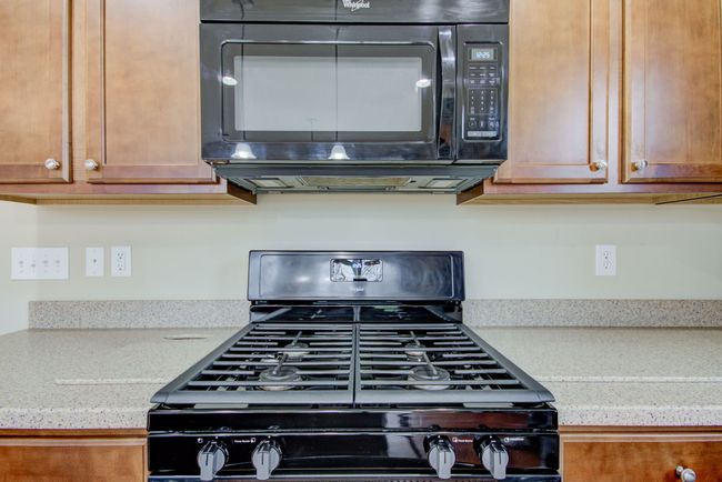 gas oven/range and microwave | Image 16