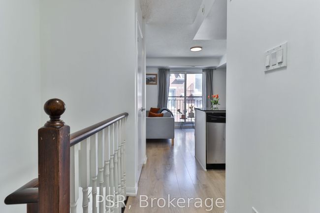 712 - 10 Laidlaw St, Condo with 3 bedrooms, 2 bathrooms and 1 parking in Toronto ON | Image 4