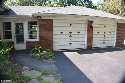 8925 Suncrest Dr, Sterling Heights, MI, 48314-3561 | Card Image