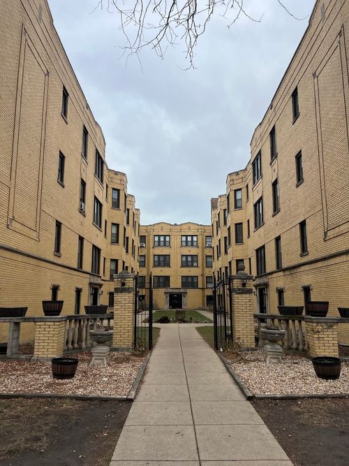 2w-3817 Greenview Ave, Chicago, IL, 60613-2752 | Card Image
