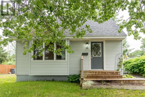 18 Bowes St, Gander, NL, A1V1E6 | Card Image