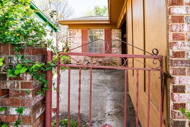 1214 Hunt - Nice courtyard area in front of home | Image 18