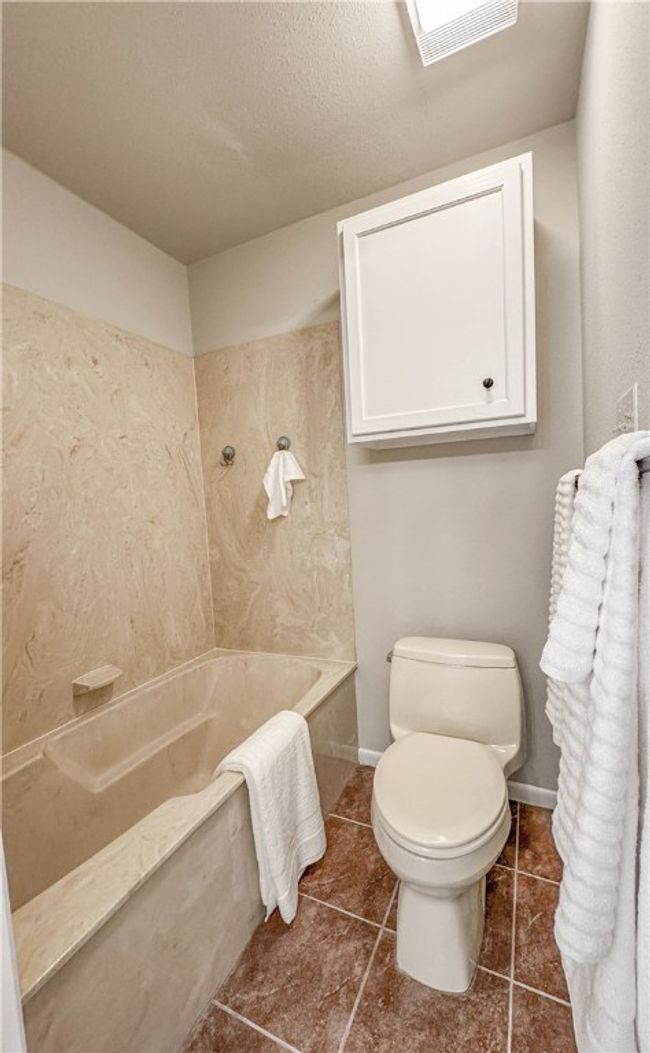 Guest Bath with shower tub | Image 11