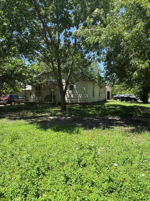 624 E 8th St, Newton, KS, 67114-2822 | Card Image