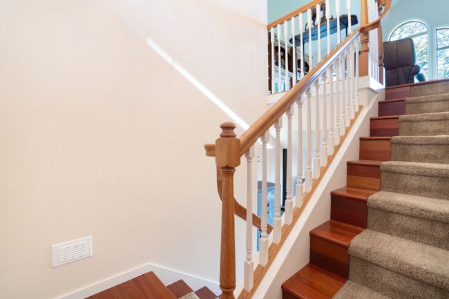Stairway to lower level | Image 27