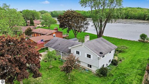 937 Riverview Dr, Alma, MI, 48801-2164 | Card Image