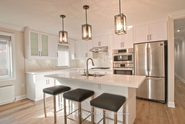 UPPER - 22 Wineva Ave, Home with 3 bedrooms, 2 bathrooms and 4 parking in Toronto ON | Image 5
