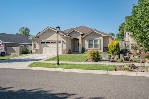 3735 Arizona Dr, Medford, OR, 97504-9189 | Card Image