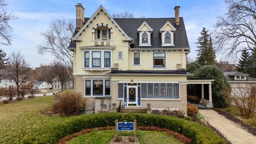 611 E Walnut St, Horicon, WI, 53032-1221 | Card Image