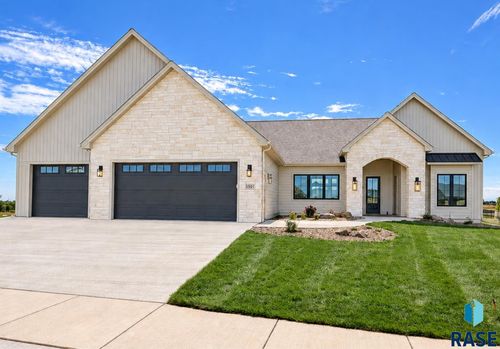 5501 E Morningside Cir, Sioux Falls, SD, 57110-7153 | Card Image