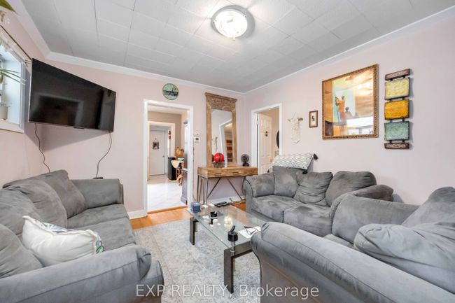 39 Rowntree Ave, House other with 2 bedrooms, 1 bathrooms and 1 parking in Toronto ON | Image 7