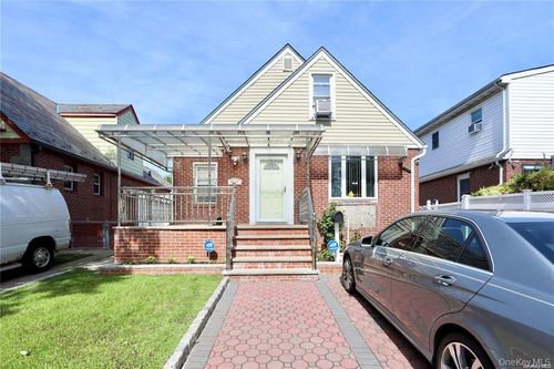 80-27 247th St, Bellerose, NY, 11426-1823 | Card Image