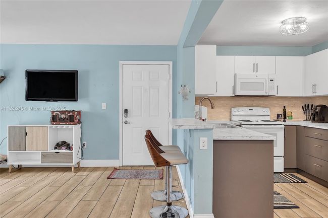 APT-207 - 251 Palm Cir W, Condo with 2 bedrooms, 1 bathrooms and null parking in Pembroke Pines FL | Image 6