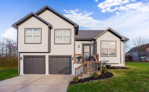 929 Sutherland Dr, Louisburg, KS, 66053-8408 | Card Image