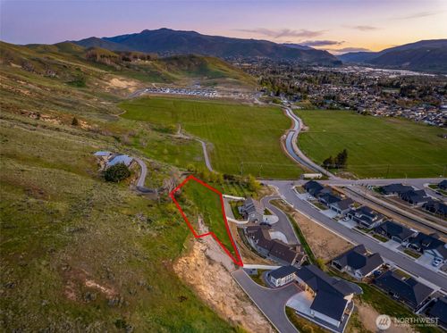 935 Silas Ln, Wenatchee, WA, 98801-4519 | Card Image