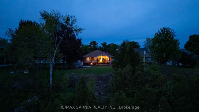 4062 Bluepoint Dr, House other with 3 bedrooms, 3 bathrooms and 4 parking in Town Of Plympton Wyoming ON | Image 4