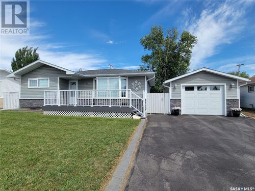 5103 Leader St, Macklin, SK, S0L2C0 | Card Image