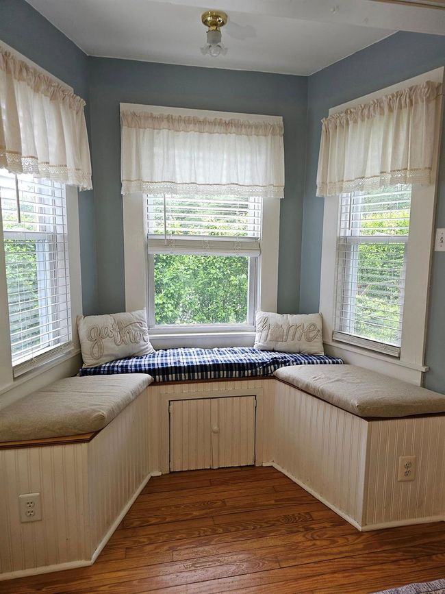 window seat | Image 11