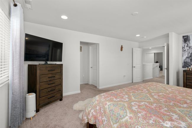 The primary bedroom includes an ensuite bath and walk-in closet! | Image 20