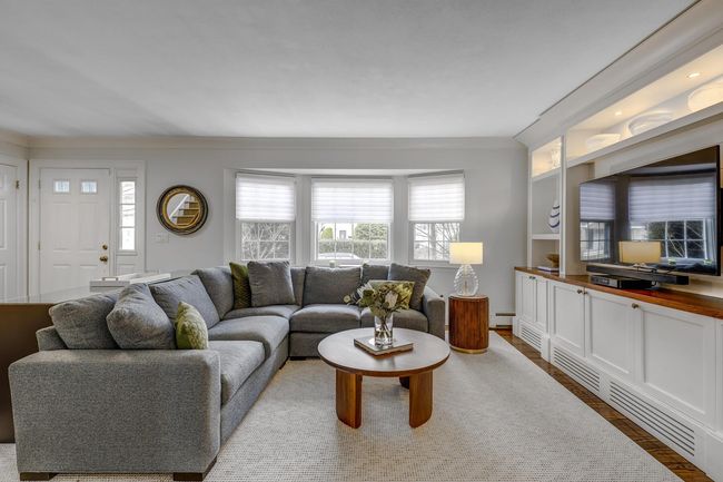 Natural Sunlight through Bay Window | Image 5
