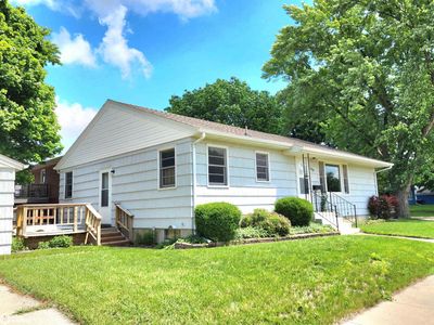 1004 8th Street Nw, Home with 3 bedrooms, 1 bathrooms and 2 parking in Mason City IA | Image 2