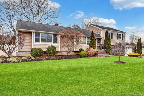 18 Frost Ln, Greenlawn, NY, 11740-2709 | Card Image