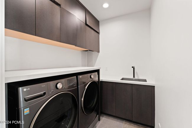 Laundry room main level | Image 38