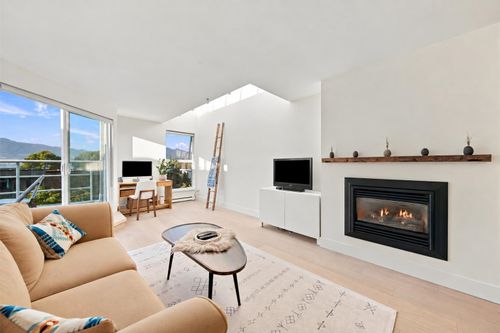 2240 York Ave, Vancouver, BC, V6K1C6 | Card Image
