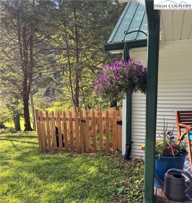 295 Jakes Mountain Rd, House other with 3 bedrooms, 2 bathrooms and null parking in Deep Gap NC | Image 8