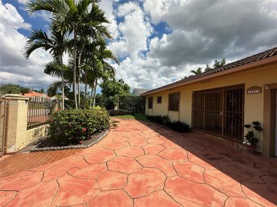 10512 Sw 55th St, House other with 4 bedrooms, 2 bathrooms and null parking in Miami FL | Image 3