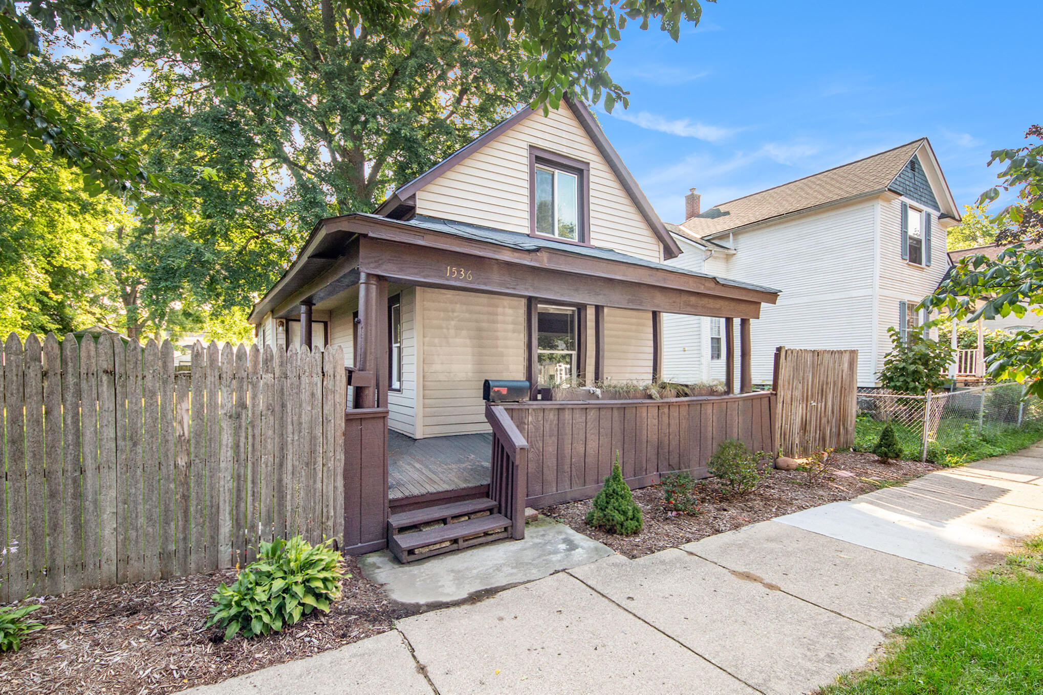 Broadway Ave, Grand Rapids, MI 49504
