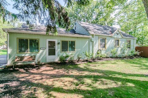 9041 Maiden Ln, Mentor, OH, 44060-1165 | Card Image